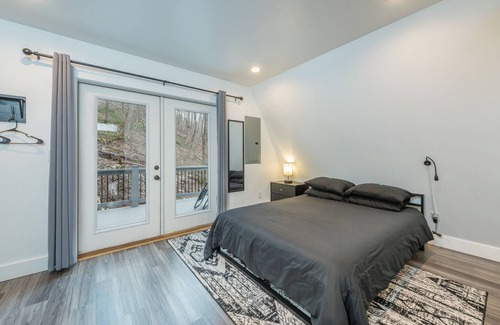 Weaverville Casa | Spacious A-Frame with Loft near Downtown