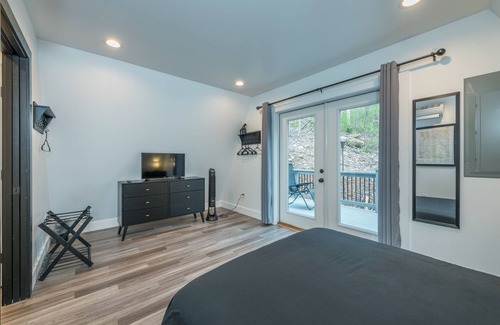 Weaverville Casa | Spacious A-Frame with Loft near Downtown