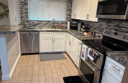 Las Vegas Condominio | Spacious & Accessible 2-bedroom Condo with Pool & Private Garage, BEST LOCATION!