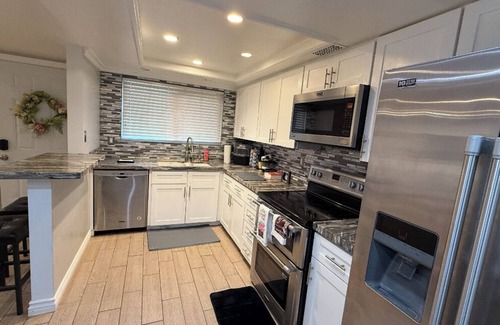 Las Vegas Condominio | Spacious & Accessible 2-bedroom Condo with Pool & Private Garage, BEST LOCATION!
