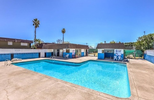 Las Vegas Condominio | Spacious & Accessible 2-bedroom Condo with Pool & Private Garage, BEST LOCATION!