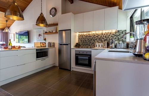Fernhill Apartamento | SPACIOUS ALPINE SPA LAKE VIEW TOWNHOUSE