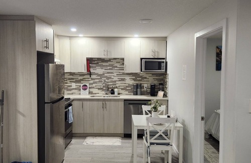 West Edmonton Casa | Spacious and Beautiful Guest Suite in West Edmonton Near WEM