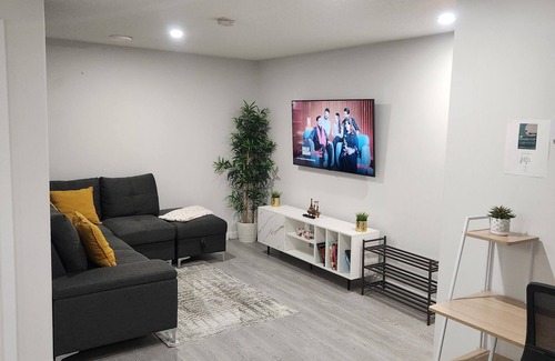 West Edmonton Casa | Spacious and Beautiful Guest Suite in West Edmonton Near WEM
