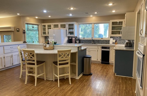 Martindale Casa | Perfecto para reuniones familiares, 2 acres, 5/5 Casa con 200 'frente al río privado