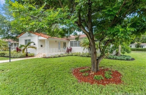 Miami Shores Casa | Espacioso y luminoso Miami Shores Home con patio tropical