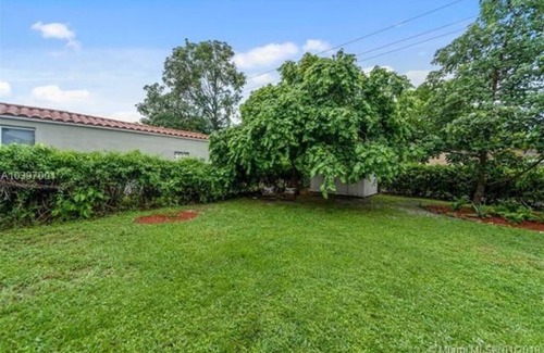 Miami Shores Casa | Espacioso y luminoso Miami Shores Home con patio tropical