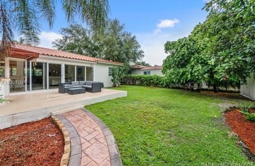 Miami Shores Casa | Espacioso y luminoso Miami Shores Home con patio tropical