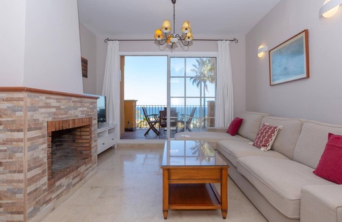 Manilva Cabaña | Apartamento de tres habitaciones, parking y terraza junto a la playa