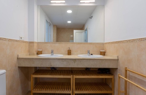 Manilva Cabaña | Apartamento de tres habitaciones, parking y terraza junto a la playa