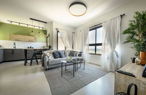 Nahariya Apartamento | Spacious and Bright Beach Front Apartment