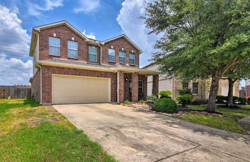 Katy Casa | Spacious and Central Katy Retreat 27 Mi to Houston!