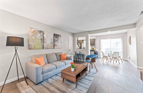 Windsor Park Apartamento | Spacious and Chic King Bed 2BR Suite, 5 Min to DT