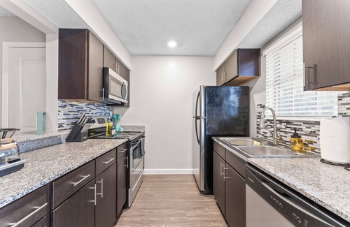 Windsor Park Apartamento | Spacious and Chic King Bed 2BR Suite, 5 Min to DT