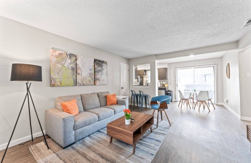 Riverside Apartamento | Spacious and Chic King Bed 2BR Suite 5 Min to DT