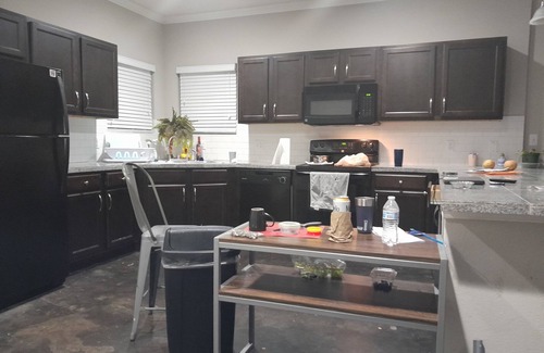 South Side Casa | Spacious and comfortable 3 bed room townhouse. One room avaliable.