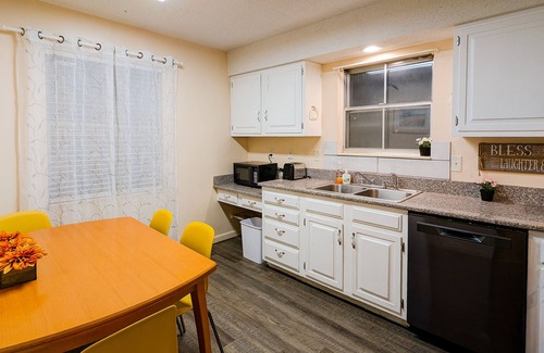 Overland Park Casa | Amplia y cómoda casa de 3 dormitorios en el corazón de Overland Park