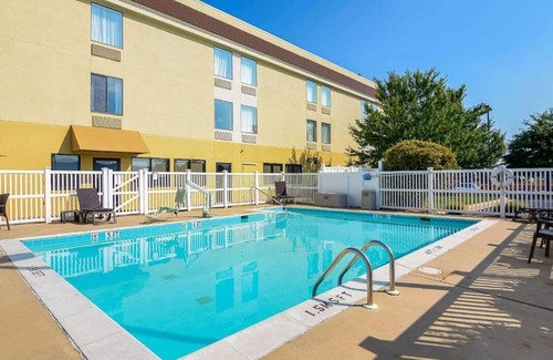 Woodstock Casa | Spacious and comfortable lodging near Luray Caverns in Woodstock