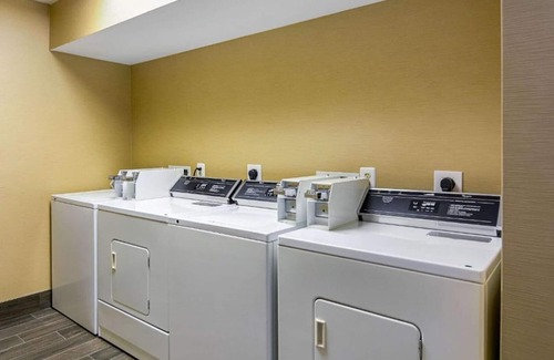 Woodstock Casa | Spacious and comfortable lodging near Luray Caverns in Woodstock