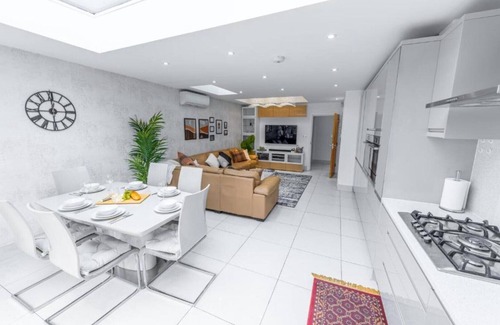 Loxford Casa | Spacious and comfortable 6BDR house