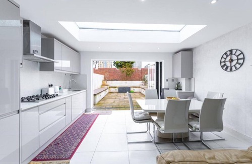 Loxford Casa | Spacious and comfortable 6BDR house