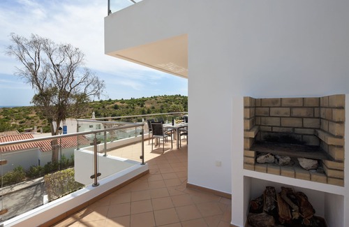 Vila do Bispo Villa | Amplia Villa de 4 dormitorios / 4 baño cerca de Burgau y la playa con jacuzzi y piscina