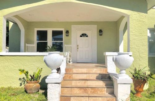 East Little Havana Casa | Spacious and Comfy Suite near MIA 2 Queen Beds