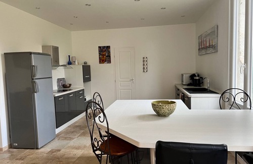 La Roche-Chalais Cabaña | Gîte-Moderno-Baño en la habitacion-Vista al Jardín