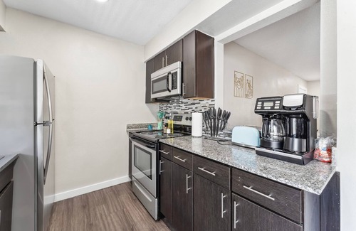 Riverside Apartamento | Spacious and Fun King Bed 2BR w Pool 5 Min to DT