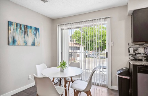 Riverside Apartamento | Spacious and Fun King Bed 2BR w Pool 5 Min to DT