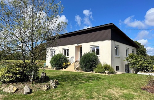 Sevignacq Casa | Spacious and functional country house in a village with shops