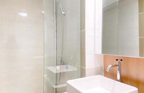 Cikarang Apartamento | Spacious and Homey 2BR with Work Space at Meikarta Apartment By Travelio