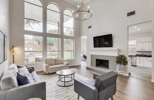 Grand Prairie Casa | Spacious and Luxury Home w/ Cinema Room and Pool