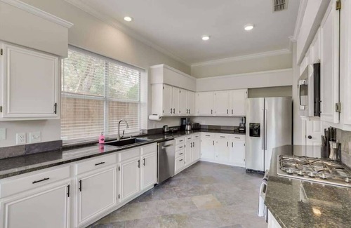 Grand Prairie Casa | Spacious and Luxury Home w/ Cinema Room and Pool