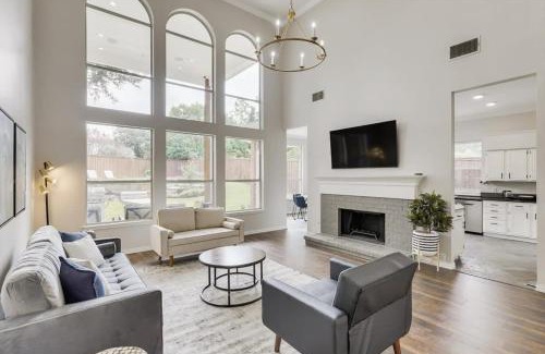 Grand Prairie Casa | Spacious and Luxury Home w Cinema Room and Pool