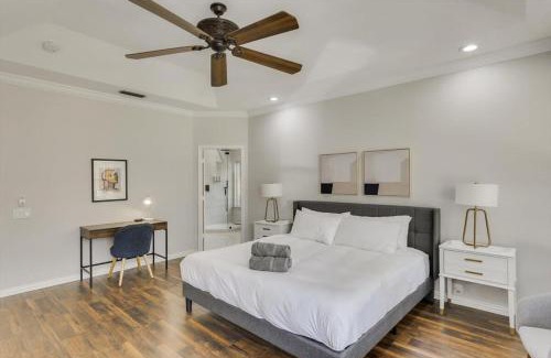 Grand Prairie Casa | Spacious and Luxury Home w Cinema Room and Pool