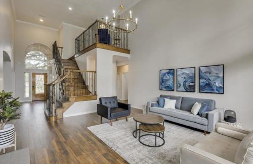 Grand Prairie Casa | Spacious and Luxury Home w Cinema Room and Pool