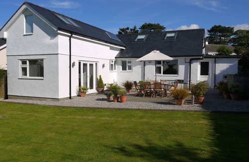 Benllech Casa | casa de vacaciones de la familia amplia y moderna