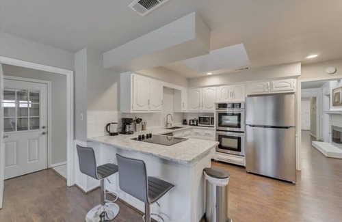 Plano Casa | Spacious and Modern Home with Private Pool