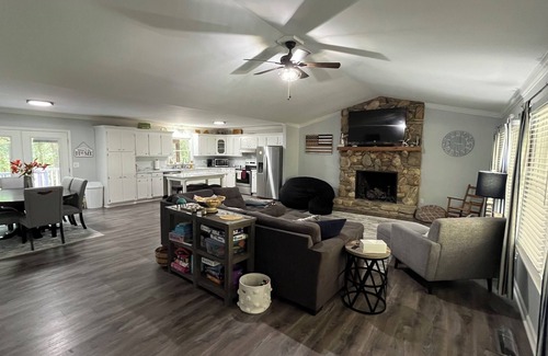 Townville Casa | Spacious and quiet lakehouse with dock on Lake Hartwell
