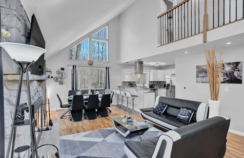 Gouldsboro Chalet De Esquí | Spacious and Remodeled Cabin in Poconos Mountain Resort. Hot Tub and Game Room!
