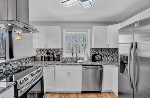 Gouldsboro Chalet De Esquí | Spacious and Remodeled Cabin in Poconos Mountain Resort. Hot Tub and Game Room!
