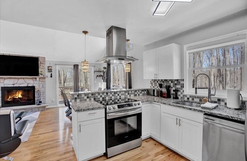 Gouldsboro Chalet De Esquí | Spacious and Remodeled Cabin in Poconos Mountain Resort. Hot Tub and Game Room!