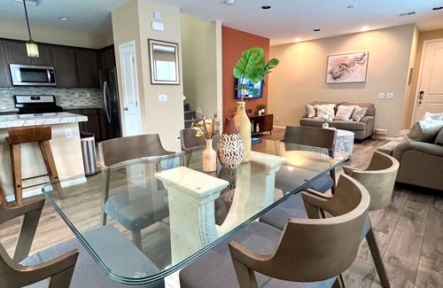 North Las Vegas Casa | Spacious and Stylish home. Close to medical/corporate centers, freeway, & strip!