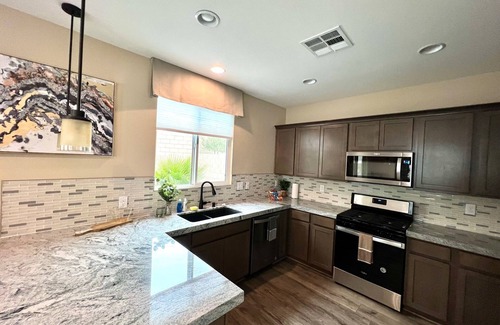 North Las Vegas Casa | Spacious and Stylish home. Close to medical/corporate centers, freeway, & strip!