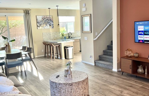 North Las Vegas Casa | Spacious and Stylish home. Close to medical/corporate centers, freeway, & strip!