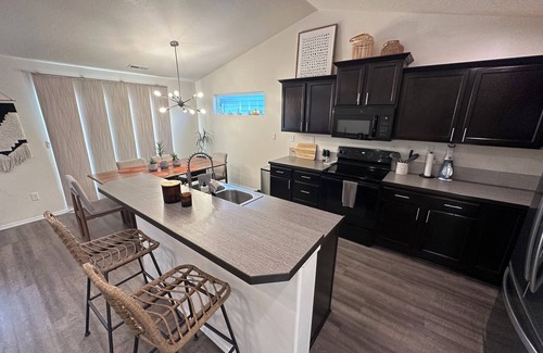 Kuna Casa | Spacious and stylish 3-bed 2-bath home with everything you need and more!