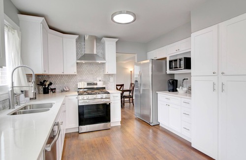 Arlington Heights Casa | Spacious and Cheerful Newly Updated 5 BR Home Close to DT Chicago and Airport