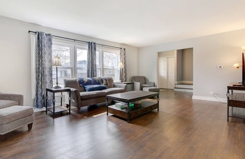 Arlington Heights Casa | Spacious and Cheerful Newly Updated 5 BR Home Close to DT Chicago and Airport