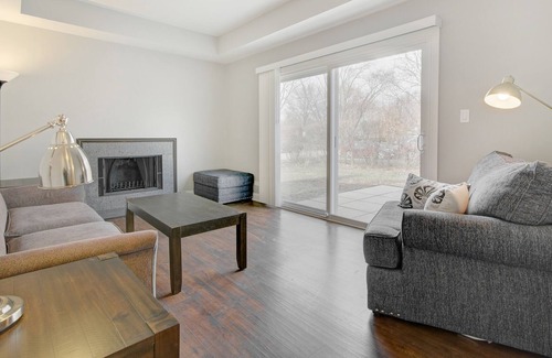 Arlington Heights Casa | Spacious and Cheerful Newly Updated 5 BR Home Close to DT Chicago and Airport